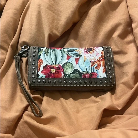 Ariat Women's Cactus Floral Wallet. LIKE NEW. - Picture 2 of 5